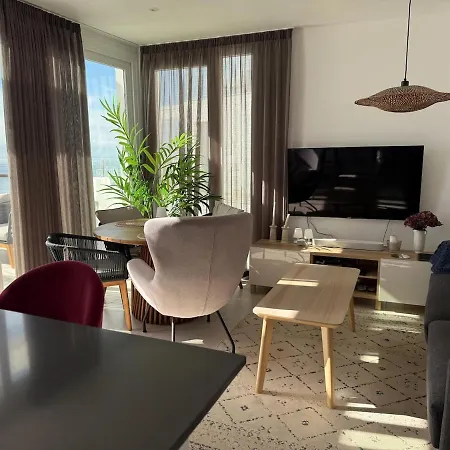 Seafront 2b With Pool, & Gym