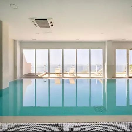 Seafront 2b With Pool, & Gym شقة