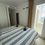Seafront 2b With Pool, & Gym Appartement
